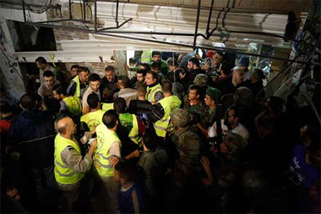 Servicios médicos acudieron a tratar a los heridos Dos suicidas con bombas causan una masacre en un barrio de Beirut